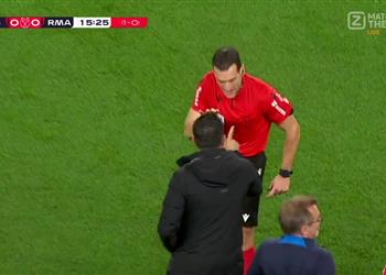 تشافي يحصل على بطاقة صفراء خلال مباراة برشلونة وريال مدريد