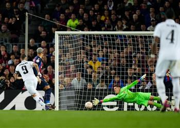 فيديو بنزيما يسجل هدف ريال مدريد الثاني أمام برشلونة