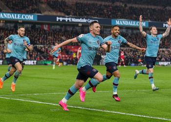 البطاقة الأولى بيرنلي يتأهل إلى الدوري الإنجليزي بثنائية أمام ميدلزبره