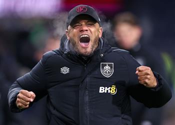 كومباني بعد الصعود إلى الدوري الإنجليزي لاعبو بيرنلي يحتفلون كالأطفال