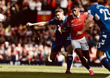 فيديو مانشستر يونايتد يتخطى إيفرتون بثنائية في الدوري الإنجليزي وإصابة راشفورد