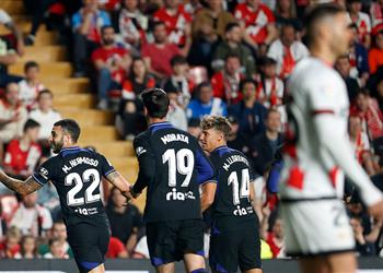 أتلتيكو مدريد يتخطى رايو فاييكانو بثنائية ويضغط على ريال مدريد في الدوري الإسباني