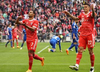 فيديو بايرن ميونخ يكتسح شالكه بسداسية ويتمسك بصدارة الدوري الألماني
