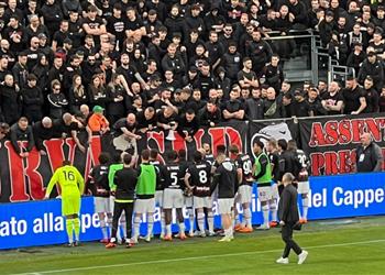 فيديو لقطة مميزة جماهير ميلان تساند اللاعبين والمدرب بعد الخسارة أمام سبيزيا