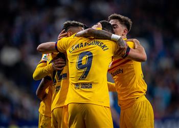 فيديو برشلونة يهزم إسبانيول برباعية ويتو ج بطلا للدوري الإسباني لأول مرة منذ 5 سنوات