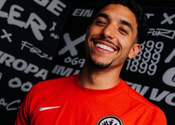 رسمي ا عمر مرموش ينتقل إلى آينتراخت فرانكفورت حتى 2027