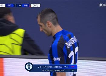 مخيتاريان يغادر مباراة إنتر وميلان في دوري أبطال أوروبا بسبب الإصابة