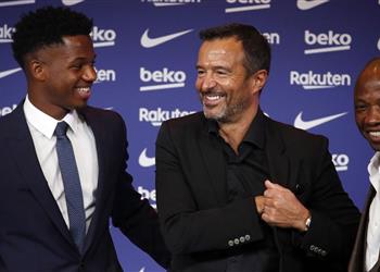 خورخي مينديز يصل برشلونة ويعلق على مستقبل فاتي