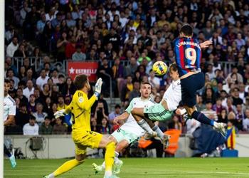 فيديو برشلونة يحقق فوز ا صعب ا على أوساسونا ويقترب من لقب الدوري الإسباني