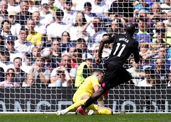 فيديو بريتفورد يقلب الطاولة على توتنهام ويفوز بثلاثية في الدوري الإنجليزي