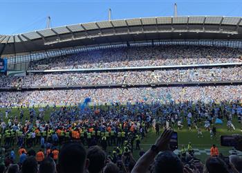 فيديو جماهير مانشستر سيتي تقتحم ملعب مباراة تشيلسي والأمن يتدخل