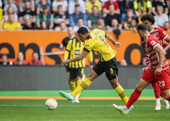 فيديو بوروسيا دورتموند يقترب من حلم التتويج بالدوري الألماني بثلاثية أمام أوجسبورج