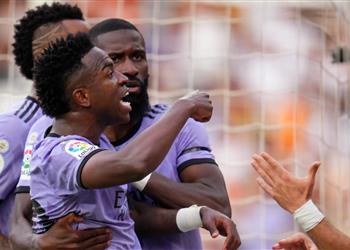 فينيسيوس يثير الغموض بعد أحداث مباراة فالنسيا إسبانيا بلد العنصريين