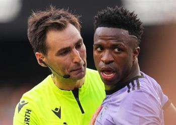واقعة غريبة من حكم مباراة ريال مدريد وفالنسيا تجاه فينيسيوس والبرازيلي يسخر