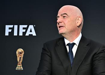 رئيس فيفا يساند فينيسيوس جونيور ويطالب بتنفيذ البروتوكول ضد العنصرية