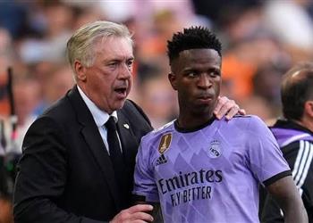 أنشيلوتي يحسم موقف فينيسيوس من الرحيل عن ريال مدريد بسبب العنصرية