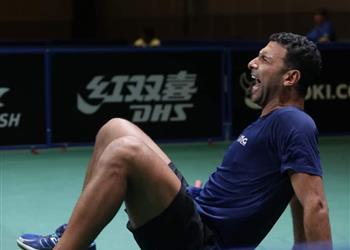 عمر عصر يتخطى بطل السويد ويتأهل لثمن نهائي كأس العالم لتنس الطاولة