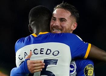 بعد اهتمام ليفربول وثلاثي الدوري الإنجليزي دي زيربي يلمح لمصير ماك أليستر وكايسيدو