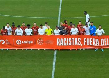 بعد واقعة فينيسيوس لاعب فالنسيا يرفض الوقوف مع اللاعبين خلف لافتة ضد العنصرية