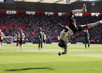 فيديو تسديدة صاروخية سليمانا يسجل هدف ساوثهامبتون الثالث أمام ليفربول