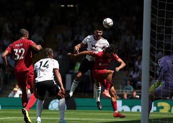 تعرف على معلق مباراة ليفربول وفولهام اليوم في الدوري الإنجليزي
