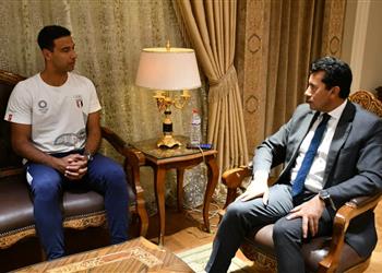 وزير الرياضة يستقبل عمر عصر بعد عودته من كأس العالم لتنس الطاولة