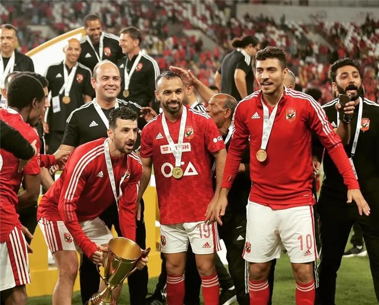 محمود متولي يرفع كأس السوبر المصري