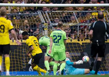 فيديو بوروسيا دورتموند يكتسح فولفسبورج بسداسية ويقلص الفارق مع بايرن ميونخ بالدوري الألماني