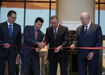 الخطيب ووزير الرياضة يقصان شريط افتتاح فرع الأهلي بالقاهرة الجديدة