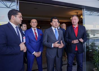 وزير الرياضة يستقبل بعثة الأهلي في مطار القاهرة بعد التتويج بدوري أبطال إفريقيا