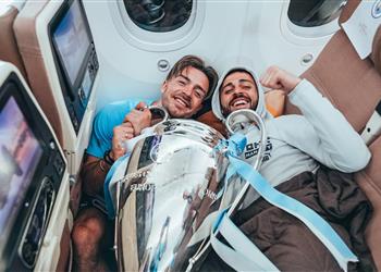 فيديو جريليش يتوسل لـ برناردو سيلفا أثناء احتفالات لاعبي مانشستر سيتي بالثلاثية