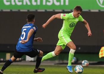 مدافع فولفسبورج يعلق على اهتمام ليفربول بضمه