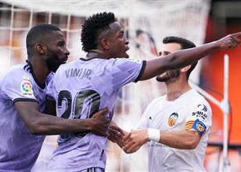 فالنسيا يكذب لاعب ريال مدريد في بيان رسمي بشأن الهتافات العنصرية ضد فينيسيوس