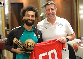 فيديو اتحاد الكرة ولاعبو منتخب مصر يحتفلون بعيد ميلاد محمد صلاح