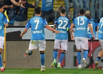 سكاي بايرن ميونخ ينافس مانشستر يونايتد بقوة لضم لاعب نابولي