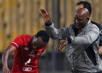 موسيماني يوجه نصيحة إلى بيرسي تاو بعد تصريحاته بشأن الرحيل عن الأهلي