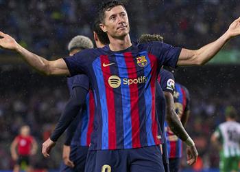 ليفاندوفسكي يوضح موقفه من الاستمرار مع برشلونة ويقيم موسمه الأول