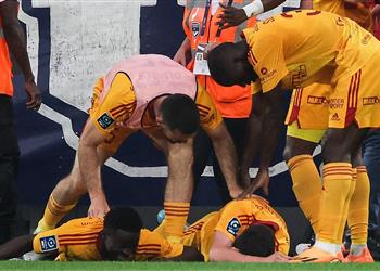 فيديو ارتجاج في المخ إلغاء مباراة بوردو وروديز بعد اعتداء مشجع على لاعب