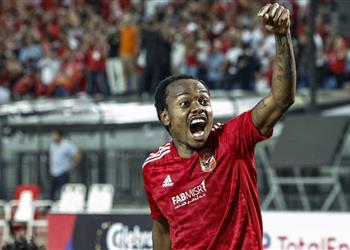 أسطورة جنوب إفريقيا يتغنى بـ بيرسي تاو عبر بطولات استمراره مع الأهلي أفضل من أوروبا