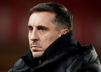 نيفيل يطالب بتدخل الدوري الإنجليزي لمنع رحيل اللاعبين إلى السعودية