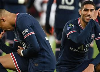 بسبب أشرف حكيمي والدة مبابي تثير أزمة في باريس سان جيرمان