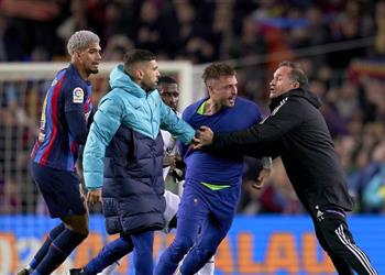 برشلونة يتراجع عن قراره بشأن حارسه أرناو تيناس