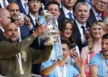 جوارديولا يحقق إنجاز ا مميز ا بعد التتويج بـ كأس الاتحاد الإنجليزي