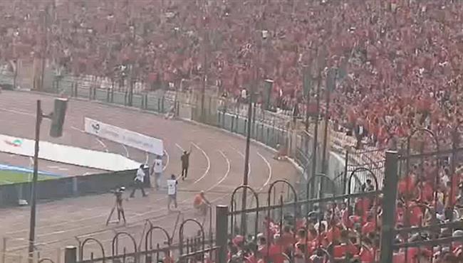 عم حارس يحمس جمهور الأهلي في ستاد القاهرة قبل مباراة والوداد وسط تفاعل كبير من الجماهير