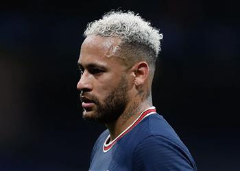 ناد إنجليزي يبدأ محادثاته مع باريس سان جيرمان لضم نيمار