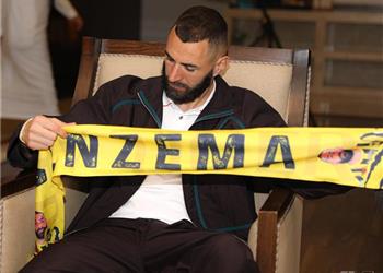 فيديو جماهير اتحاد جدة تحتفل بـ بنزيمة مع الكرة الذهبية والفرنسي يغني بالعربية