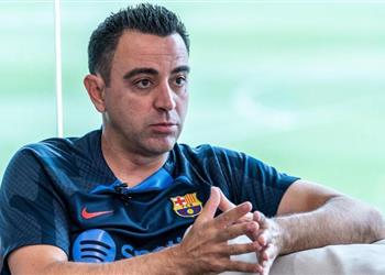 تشافي يبلغ برشلونة بموقفه من تمديد عقده