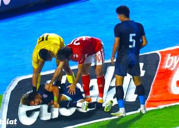 فيديو عمرو السيسي يغادر مباراة الأهلي والزمالك مصاب ا