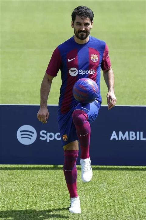 جوندوجان يستعرض مهاراته مع برشلونة