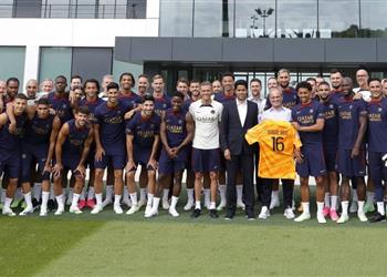 ليكيب في حضور مبابي الخليفي يلقي كلمة مهمة أمام لاعبي باريس سان جيرمان